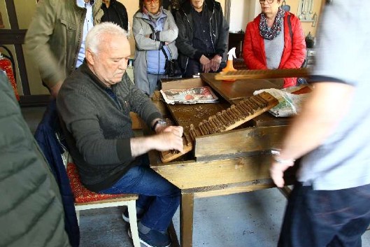 Zigarren rollen und in Formbrett einlegen - Quelle: Sammlung Liebers